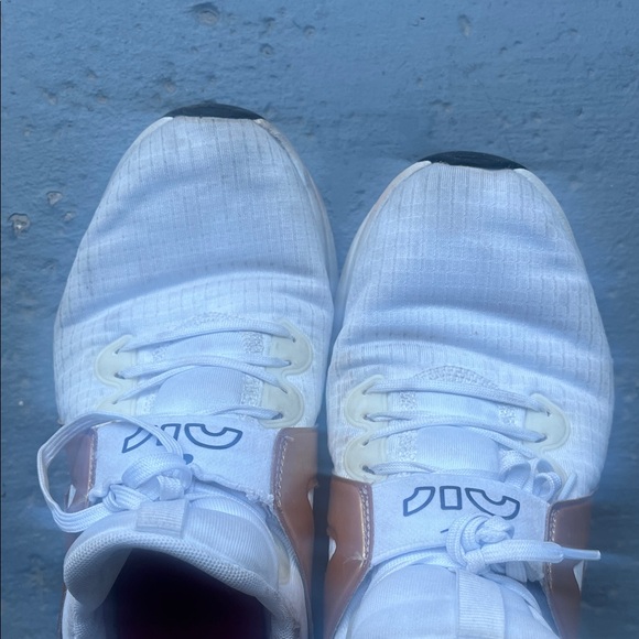 Very worn sneakers - Picture 4 of 4